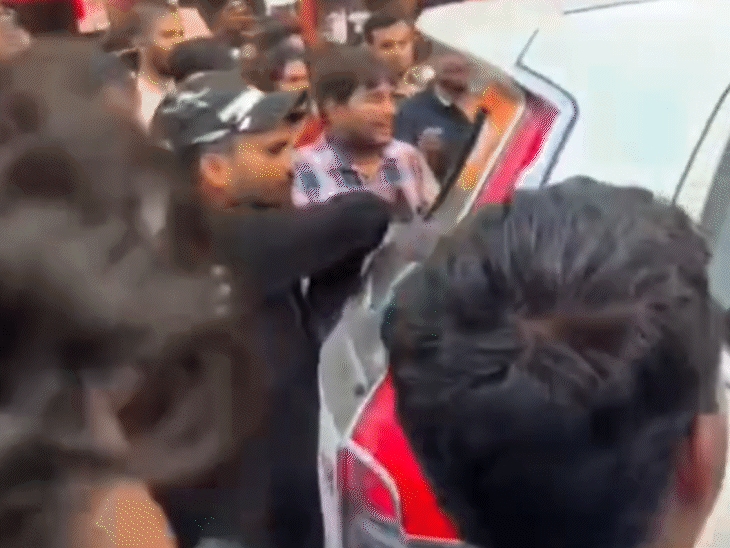 भीड़ ने नारेबाजी करते गाड़ी के कांच फोड़ दिए।